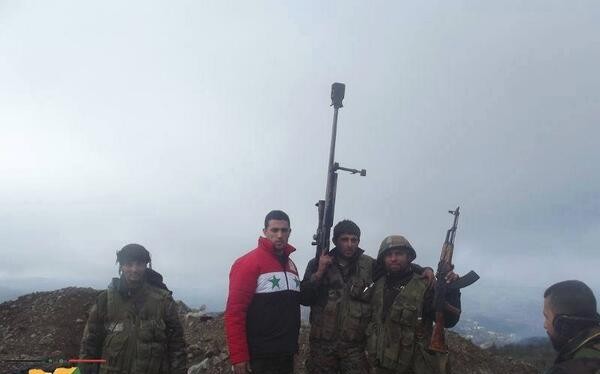 Xạ thủ bắn tỉa Syria và đồng đội trên chiến trường Hama. Ảnh minh họa: Masdar News.