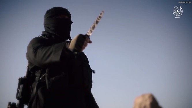 Khủng bố IS đe dọa hành quyết 10 người một ngày nếu SDF không dừng tấn công. Ảnh minh họa: video South Front.