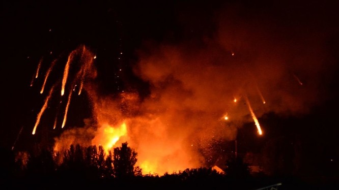 Vụ hỏa hoạn khủng khiếp tại kho vũ khí Ichnya của quân đội Ukraine ở Chernigov. Ảnh minh họa: Russia Gazeta.