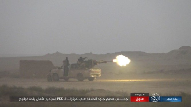 Khủng bố IS tấn công lực lượng SDF ở Deir Ezzor. Ảnh: Amaq.