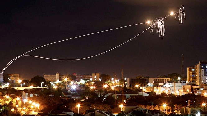Tên lửa Tamir đánh chặn đạn tên lửa tự chế Qassam của dân quân Palestine. Ảnh minh họa RT
