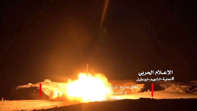 Tiểu đoàn tên lửa lực lượng Houthi tấn công lãnh thổ Ả rập Xê-út. Ảnh minh họa: Masdar News.