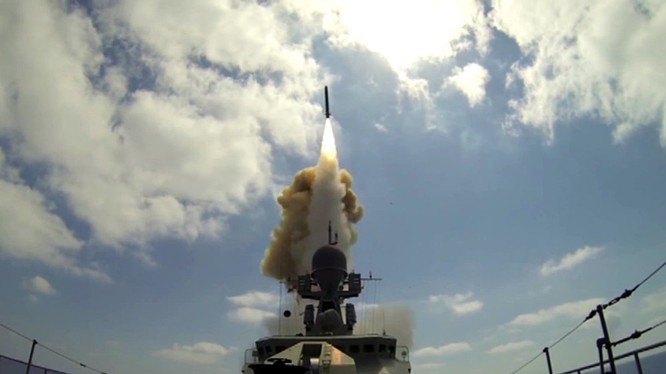 Hải quân Nga phóng tên lửa Kalibr trên biển Caspian. Ảnh minh họa: The National Interest.