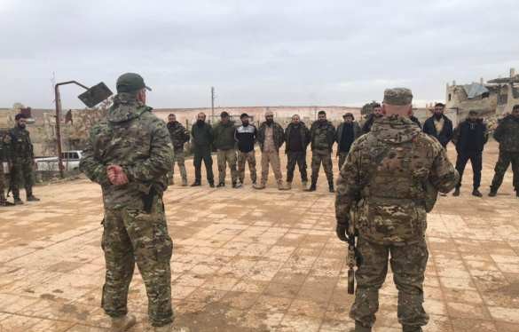 Lính đánh thuê Nga huấn luyện các chiến binh Syria trong khu vực gần chiến trường.