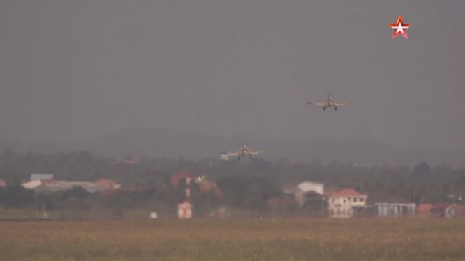Không quân Lào bay huấn luyện chiến đấu.