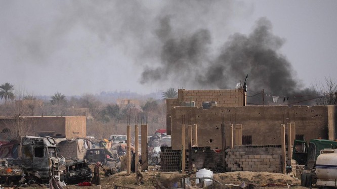 Trại Baghouz sau cuộc chiến, các phần tử khủng bố lũ lượt ra hàng. Ảnh minh họa: AFP.
