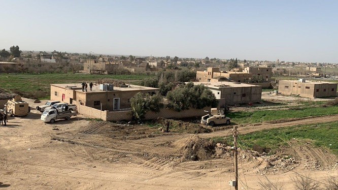 Lực lượng Dân chủ Syria (SDF) trên vùng ngoại ô thị trấn al-Baghuz al-Fawqani. Ảnh: South Front.