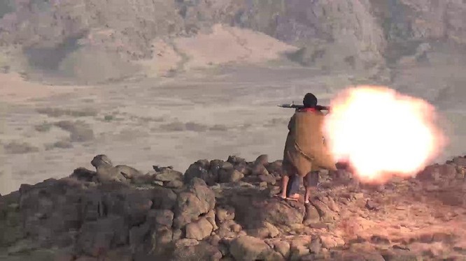 Chiến binh Houthi, sử dụng súng phóng lựu chống tăng tấn công Liên minh quân sự Ả rập Xê-út.