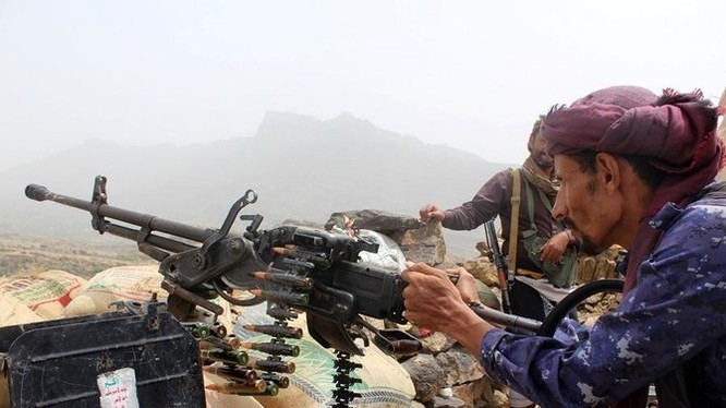 Chiến binh Houthi chiến đấu trên chiến trường miền bắc Yemen.