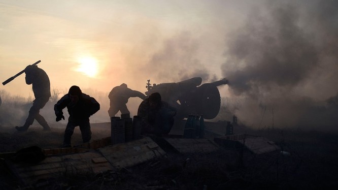 Pháo binh Ukraine tập kích hỏa lực vào chiến tuyến của Donetsk sau cuộc tấn công bất thành. Ảnh New- Front.