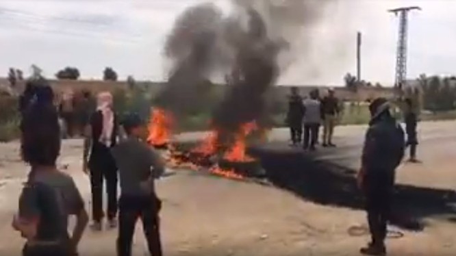 Người dân Ả rập xuống đường biểu tình chống người Kurd ở ngoại ô Deir Ezzor. Ảnh minh họa video STEPNEWS