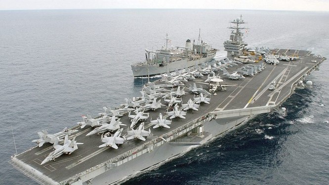 Tàu sân bay Mỹ và tàu hộ tống đi cùng trên biển Địa Trung Hải. Ảnh minh họa Masdar News