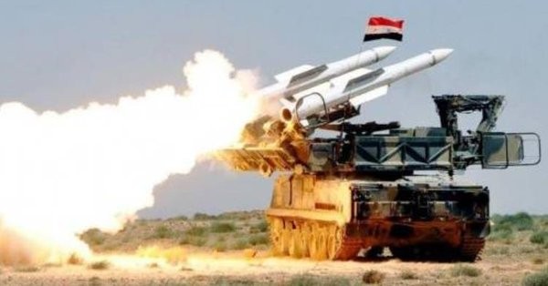 Tên lửa phòng không Syria khai hỏa đánh chặn cuộc không kích đối phương. Ảnh minh họa Masdar News