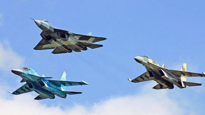 Các máy bay chiến đấu của Sukhoi: Su-57, Su-35S và vịt con Su-34. Ảnh minh họa Military Wach Magazine