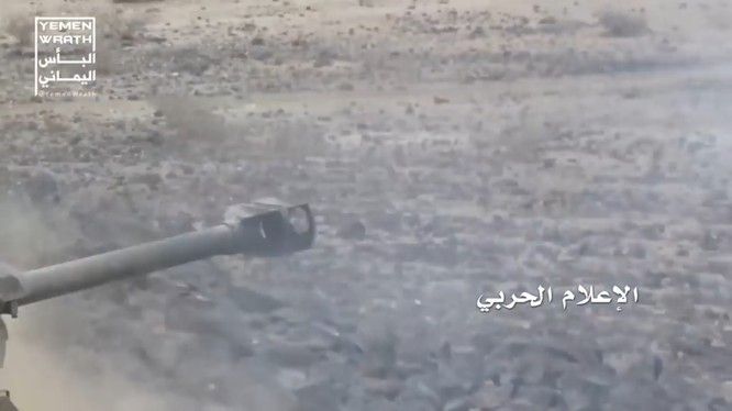 Lực lượng pháo binh Houthi bắn phá xe cơ giới Liên minh quân sự Ả rập Xê út. Ảnh minh họa video Yemen Wrath