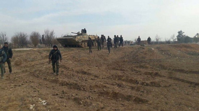 Binh sĩ sư đoàn Tiger tiến vào thị trấn Kafr Naboudeh vừa giải phóng. Ảnh video truyền thông Tiger