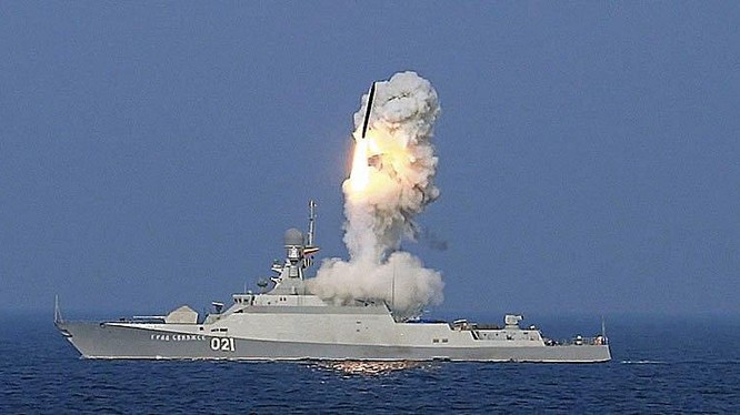 Khu trục hạm Nga phóng tên lửa hành trình. Ảnh TV Zvezda