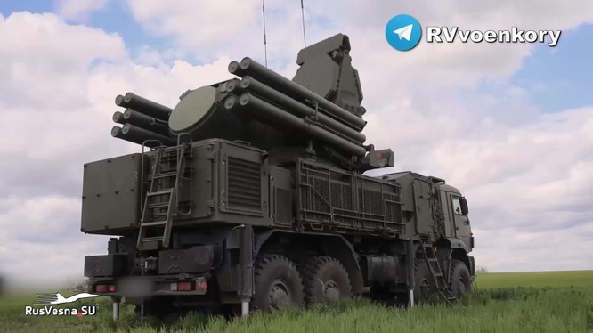 Tổ hợp pháo - tên lửa phòng không Pantsir-S1 chiến đấu trên chiến trường Donbass. Ảnh Video RusVesna.