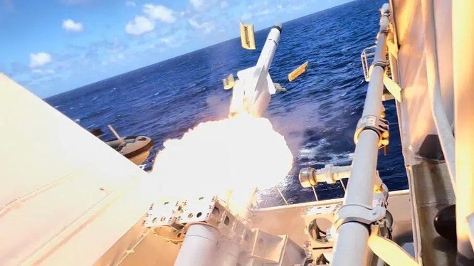 Hộ tống hạm KD-Lekir phóng tên lửa Exocet. Ảnh Naval News