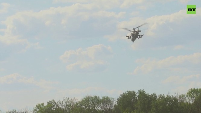 Trực thăng Ka-52 thực hiện hộ tống đơn vị đổ bộ đường không quân đội Nga. Ảnh RT
