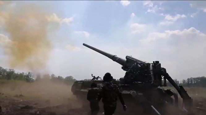 Lực lượng dân quân Donetsk sử dụng pháo hạng nặng Malka 203 mm tấn công chiến tuyến quân đội Ukraine. RusVesna