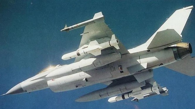 Máy bay tiêm kích đa năng F-16 trang bị tên lửa Harpoon. Ảnh minh họa Military Leak