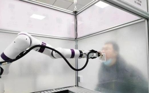 Robot lấy mẫu xét nghiệm Covid-19 ở Trung Quốc. Ảnh Thời báo Hoàn cầu