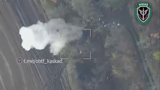 Đơn vị dân quân Donetsk "Kaskad" phóng UAV Lancet phá hủy 2 lựu pháo M777 quân đội Ukraine. Ảnh video Kaskad.