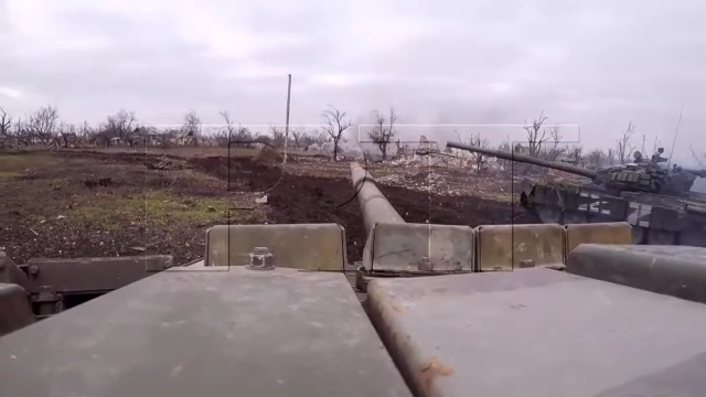 Xe tăng trung đoàn 11 lực lượng Donetsk tấn công. Ảnh video RT