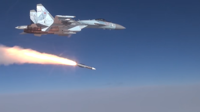 Máy bay tiêm kích Nga phóng tên lửa không đối không tầm xa R-37M. Ảnh South Front.