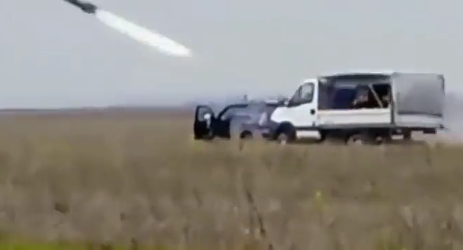 Quân đội Ukraienphóng tên lửa Brimstone trên xe dân sự ở Ukraine. Ảnh video Ukraine Military.