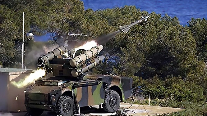 Hệ thống tên lửa phòng không Crotale NG do Pháp sản xuất phóng đạn. Ảnh Military Ukraine.