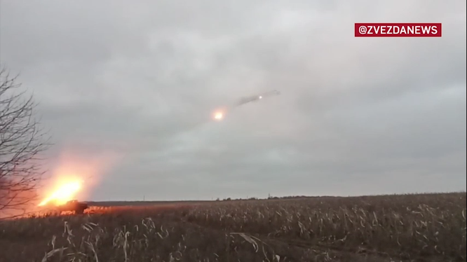 Pháo phản lực Grad BM-21 tập kích hỏa lực vào đội hình chiến đấu của quân đội Ukraine. Ảnh video RusVesna.