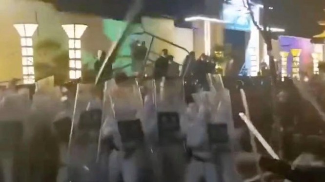 Biểu tình bạo lực tại nhà máy sản xuất iPhone Trịnh Châu. Ảnh video South China Morning Post.