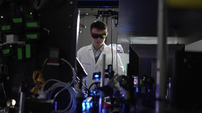 Các nhà khoa học Đại học Rice thử nghiệm phản ứng phân tách hydro từ amoniac bằng chất xúc tác nano sắt - đồng. Ảnh video Đại học Rice
