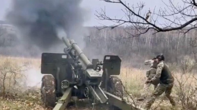 Quân đội Ukraine, sử dụng lựu pháo M101 105 mm pháo kích chiến tuyến quân đội Nga ở Donetsk. Ảnh video Military Ukraine.