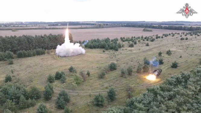Lực lượng pháo binh - tên lửa Nga phóng tên lửa Iskander - K trên chiến trường Donetsk. Ảnh Video Bộ Quốc phòng Nga. 