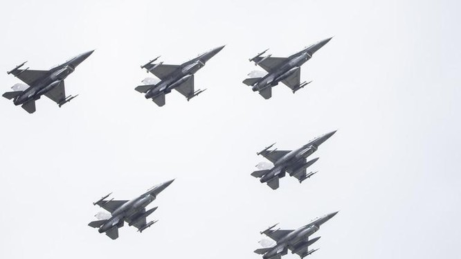 Máy bay chiến đấu F-16 NATO trong cuộc duyệt binh ở Warsaw © Getty Images / NurPhoto