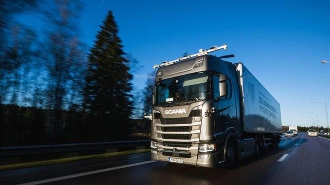 Xe vận tải tự lái của công ty Thụy Điển Scania thử nghiệm trên đường cao tốc. Ảnh Video Scania Trucks & Buses.