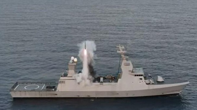 Hộ tống hạm INS Magen lớp Sa'ar - 6 Hải quân Israel phóng thử nghiệm tên lửa đánh chặn LRAD. Ảnh South Front