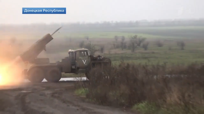 Lực lượng pháo binh chiến trường quân đội Nga tấn công quân đội Ukraine. Ảnh Video truyền thông Donetsk.