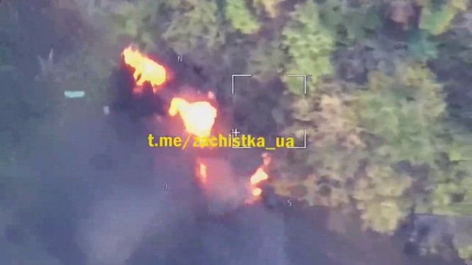 UAV tự sát Lancet phá hủy xe thiết giáp quân Ukraine. Ảnh minh họa video South Front