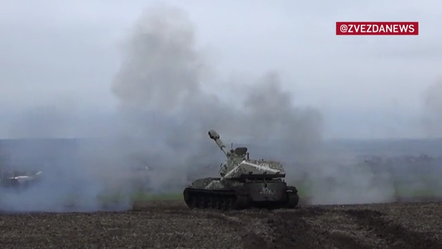 Khẩu đội pháo tự hành 152 mmm 2S3 "Acacia" chiến đấu trên chiến trường Donbass. Ảnh Video TV Zvezda.