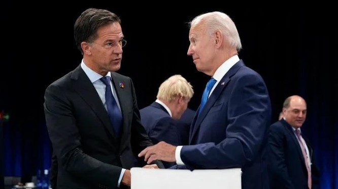 Thủ tướng Hà Lan Mark Rutte trong một cuộc nói chuyện với Tổng thống Mỹ Joe Biden. Ảnh CNBC.