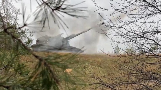 Pháo tự hành Msta-SM2 pháo kích chiến tuyến quân đội Ukraine. Ảnh Video TV Zvezda. 