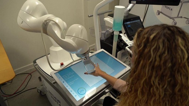 Robot siêu âm chẩn đoán bệnh nhân viêm khớp dạng thấp. Ảnh Video EuroNews