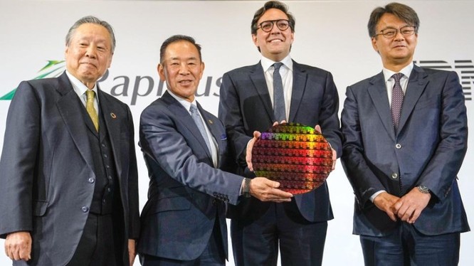 Chủ tịch Rapidus Corp. Atsuyoshi Koike (thứ 2 bên trái sang), Phó chủ tịch cấp cao IBM Corp Dario Gil (thứ 3 bên trái sang) trong cuộc họp báo chung ở Tokyo ngày 13/12/2022. Ảnh Kyodo.
