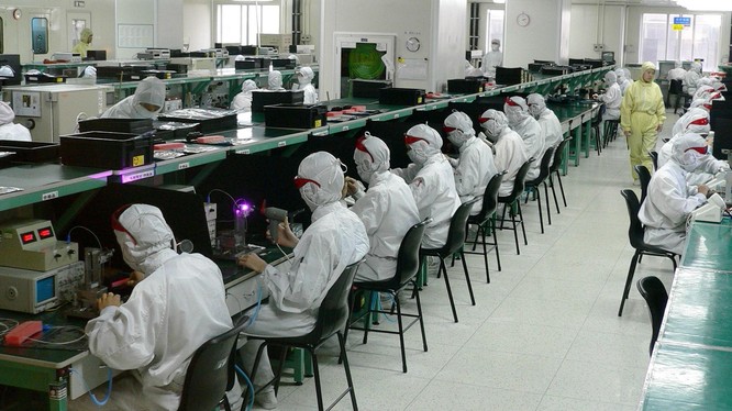 Một phân xưởng sản xuất của nhà máy lắp ráp iPhone Trịnh Châu. Ảnh AP