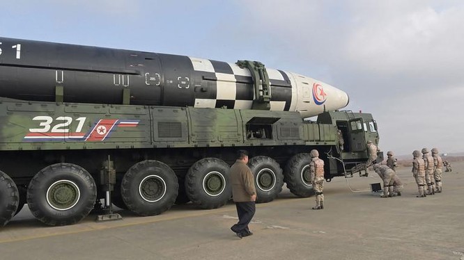 Tên lửa đạn đạo Triều Tiên trên sân bay quốc tế Bình Nhưỡng tháng 11/2022. Ảnh KCNA / KNS / AFP