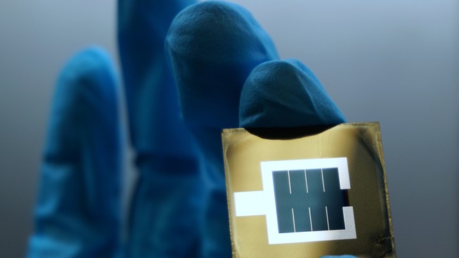 Pin mặt trời song song perovskite/silicon. Ảnh: Johannes Beckedahl/Lea Zimmerman/HZB